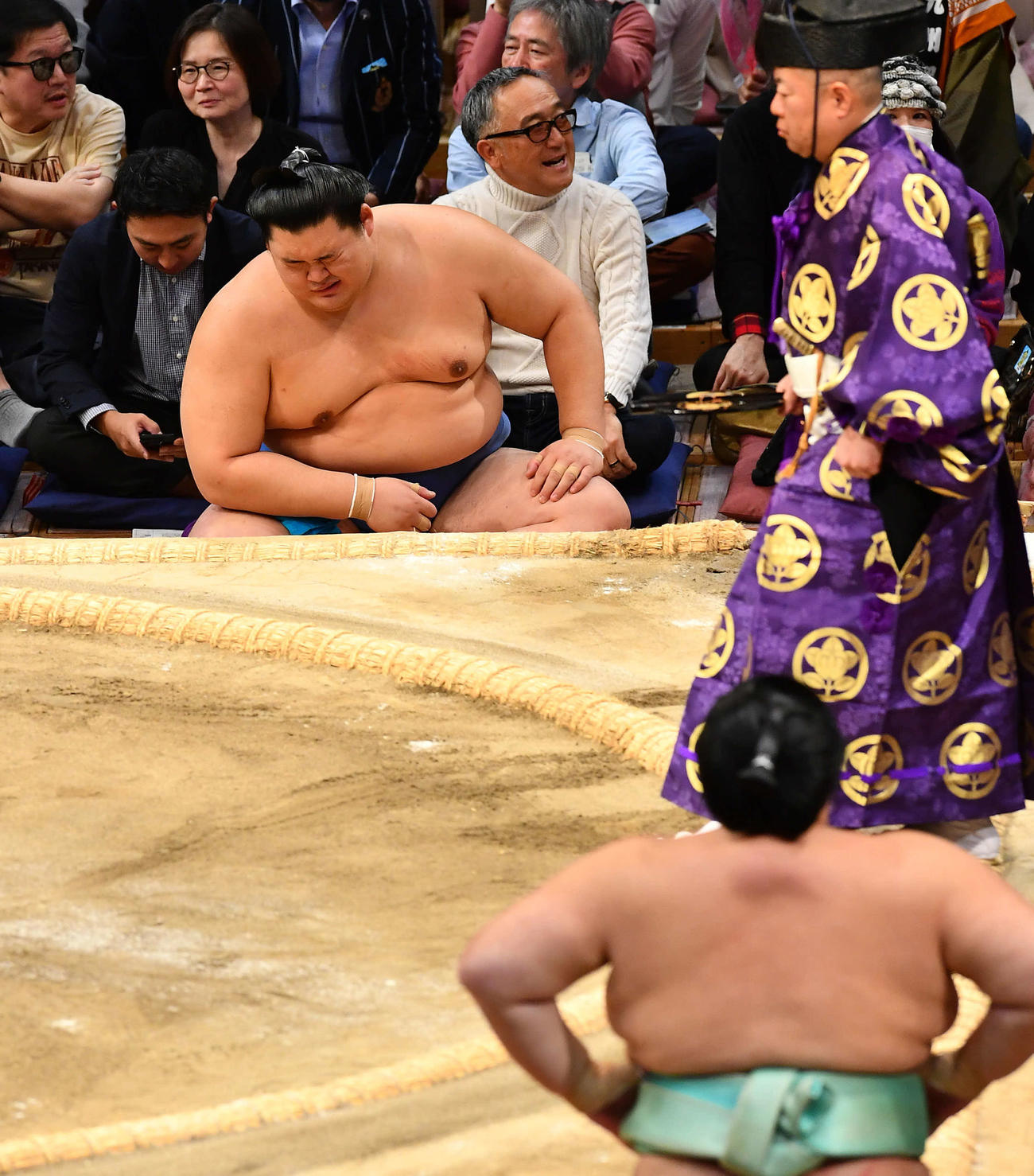11月22日、寄り切りで琴桜（手前）に敗れた大の里は悔しそうな表情を見せる