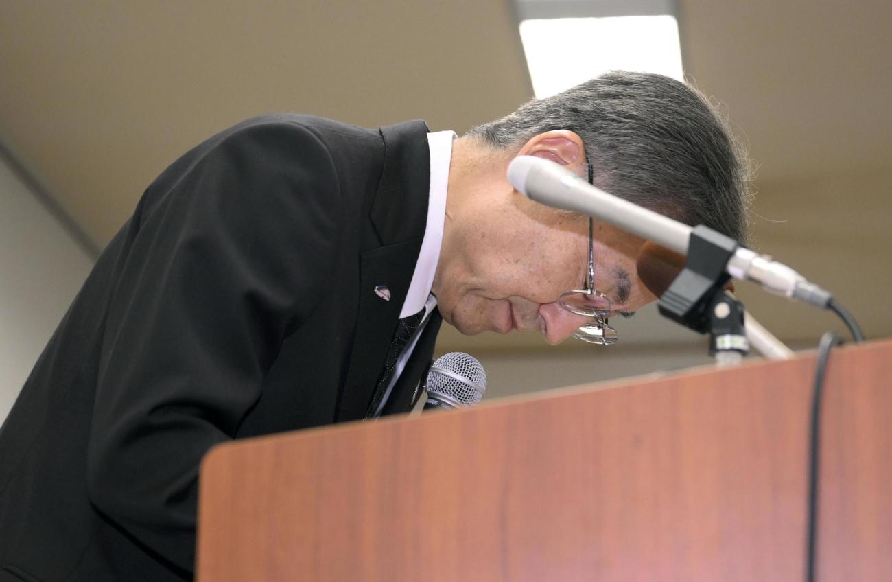 記者会見の冒頭、謝罪し頭を下げる福井県の杉本達治知事。辞職の意向を表明した＝25日午後、福井県庁(共同)