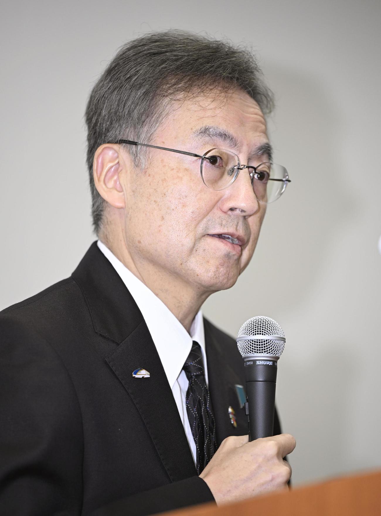 記者会見する福井県の杉本達治知事。辞職の意向を表明した＝25日午後、福井県庁(共同)