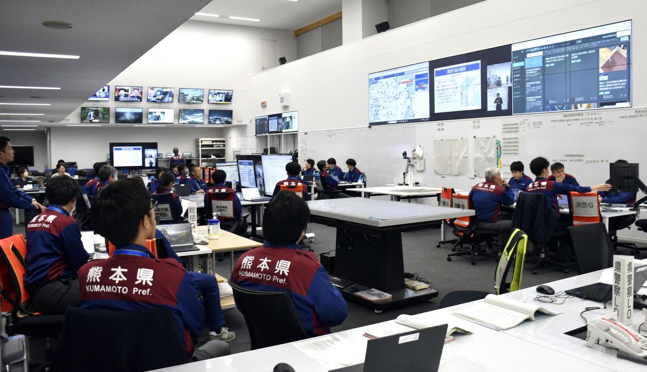 熊本県阿蘇地方の地震を受け、県が設置した災害警戒本部＝25日夜、熊本県庁(共同)
