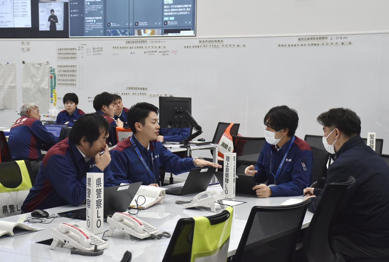 熊本県阿蘇地方の地震を受け、県が設置した災害警戒本部＝25日夜、熊本県庁(共同)