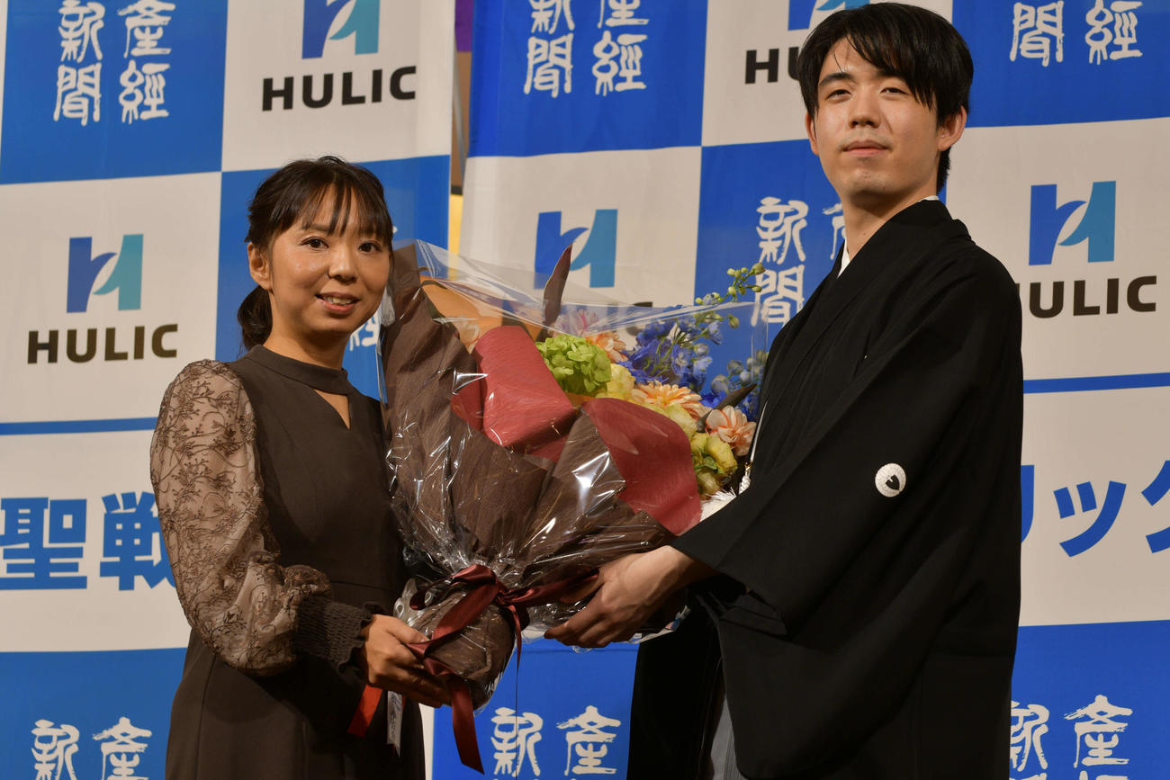 棋聖就位式で本田小百合女流四段から花束を贈呈される藤井聡太棋聖