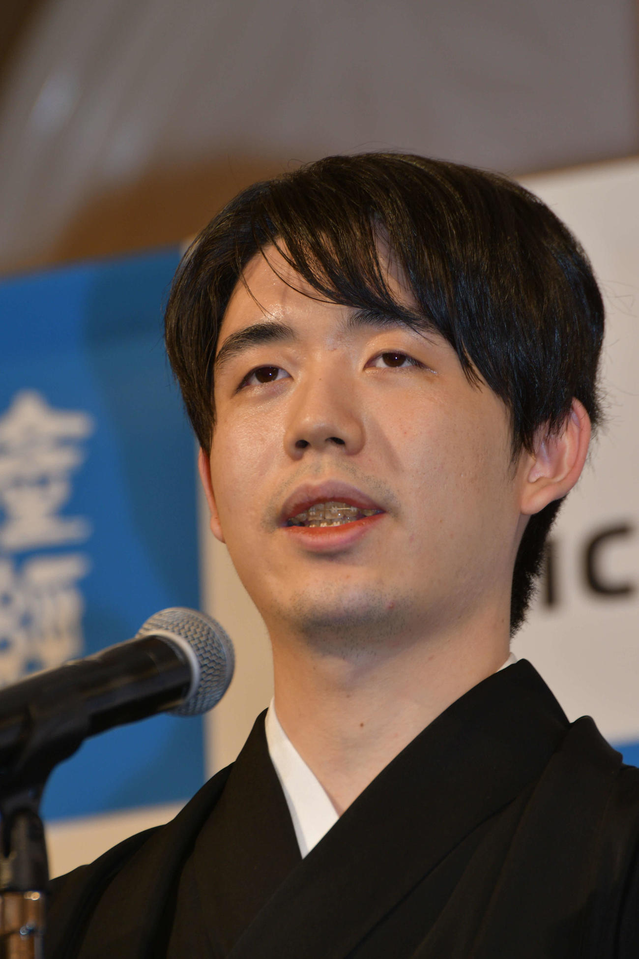 棋聖就位式で謝辞を述べる藤井聡太棋聖