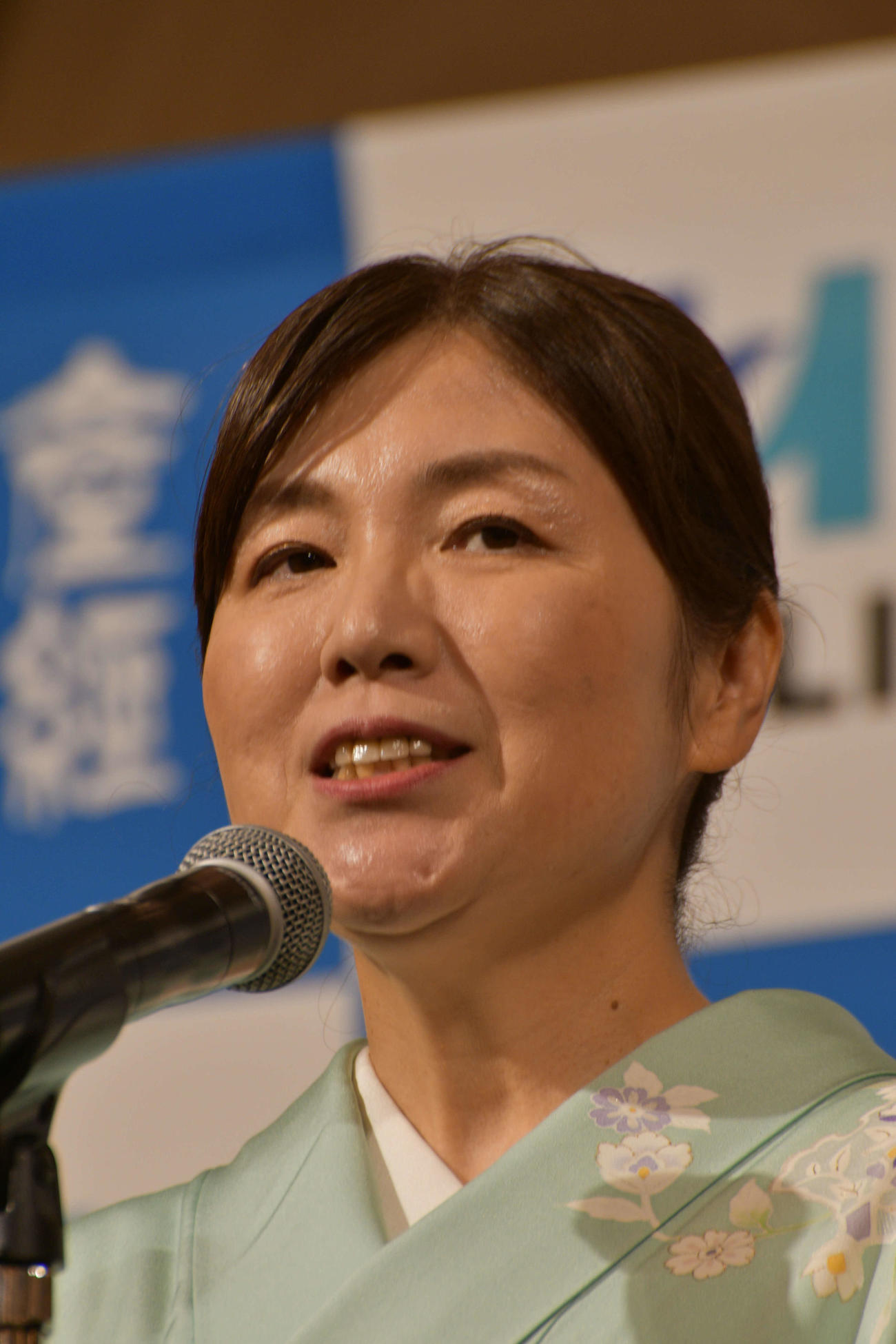 藤井聡太棋聖就位式で祝辞を述べる作家の柚月裕子