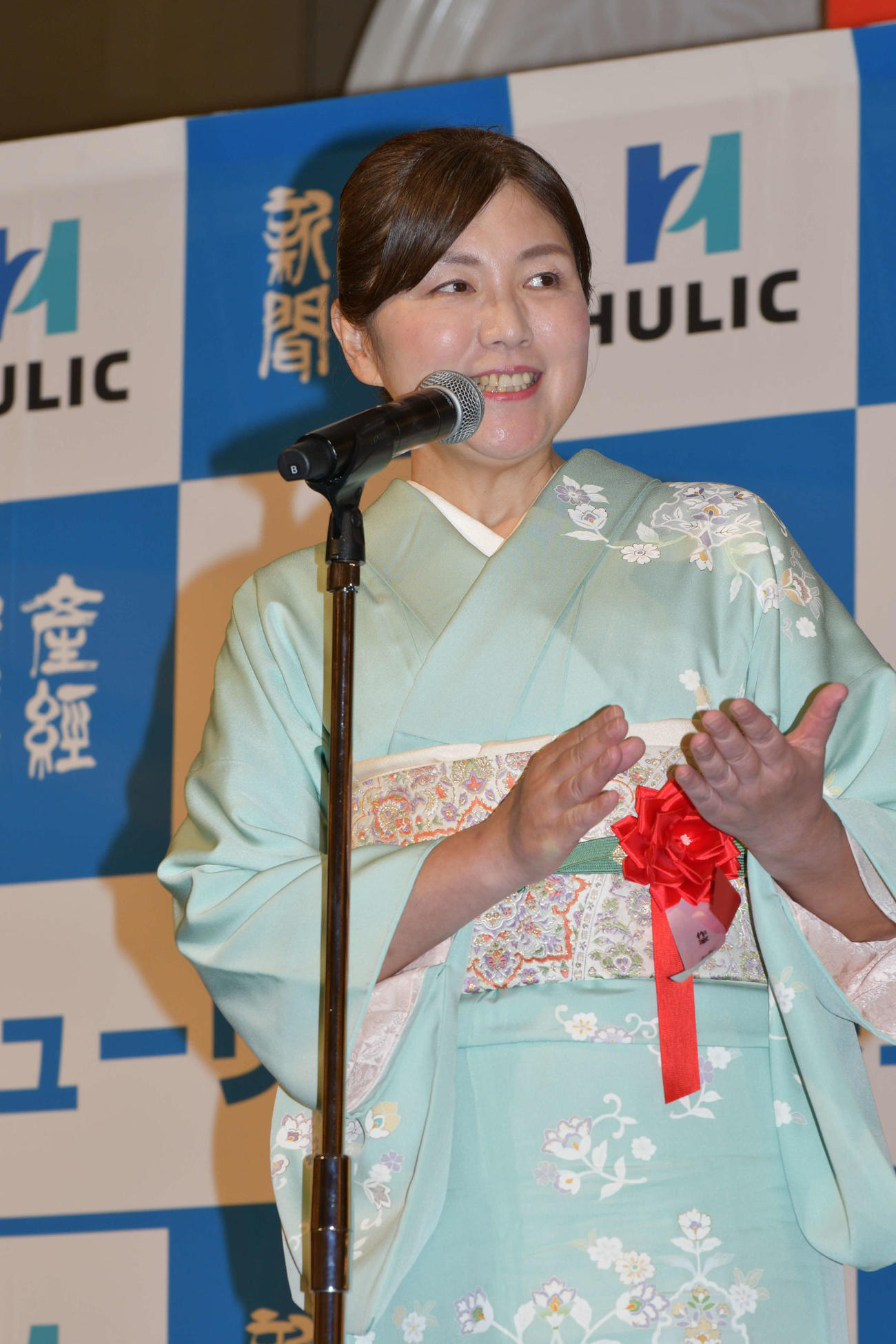 藤井聡太棋聖就位式で祝辞を述べる作家の柚月裕子