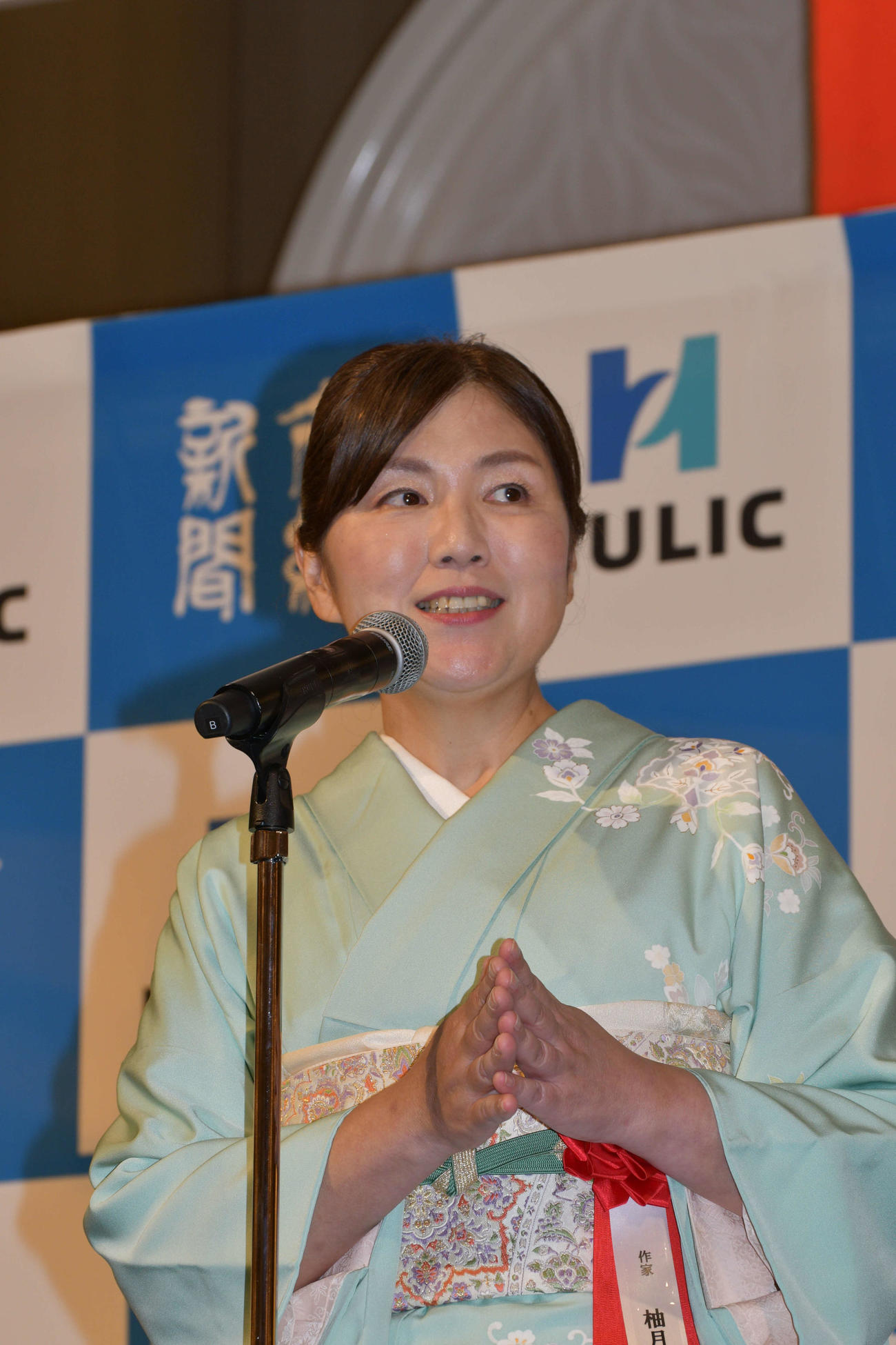 藤井聡太棋聖就位式で祝辞を述べる作家の柚月裕子