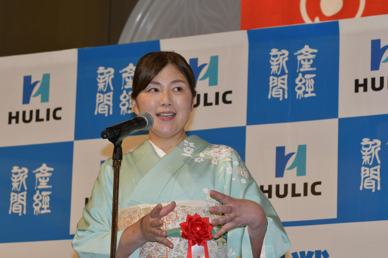 藤井聡太棋聖就位式で祝辞を述べる作家の柚月裕子