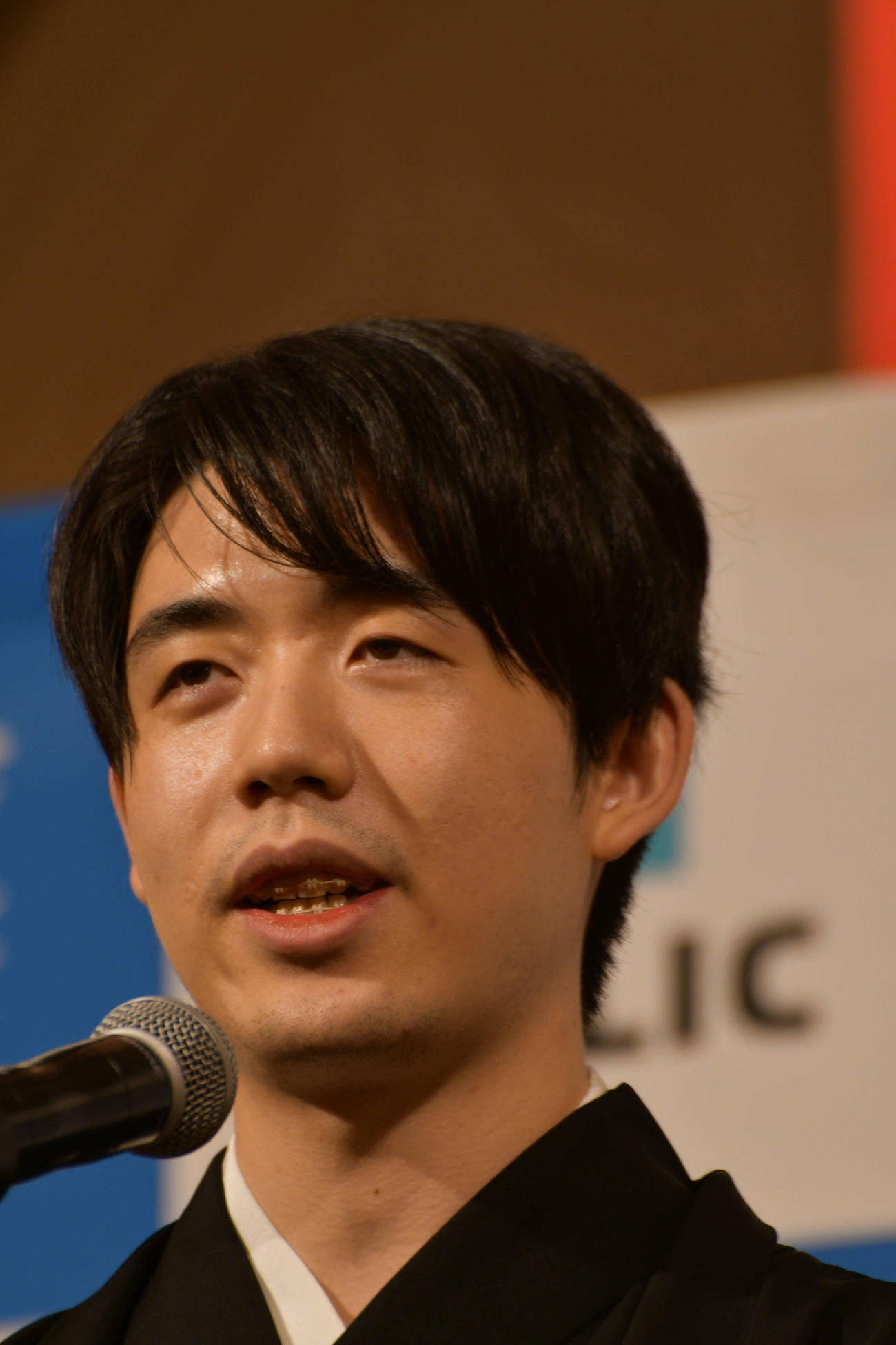 棋聖就位式で謝辞を述べる藤井聡太棋聖