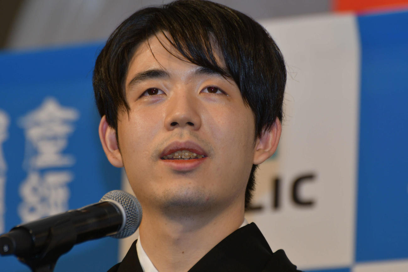 棋聖就位式で謝辞を述べる藤井聡太棋聖