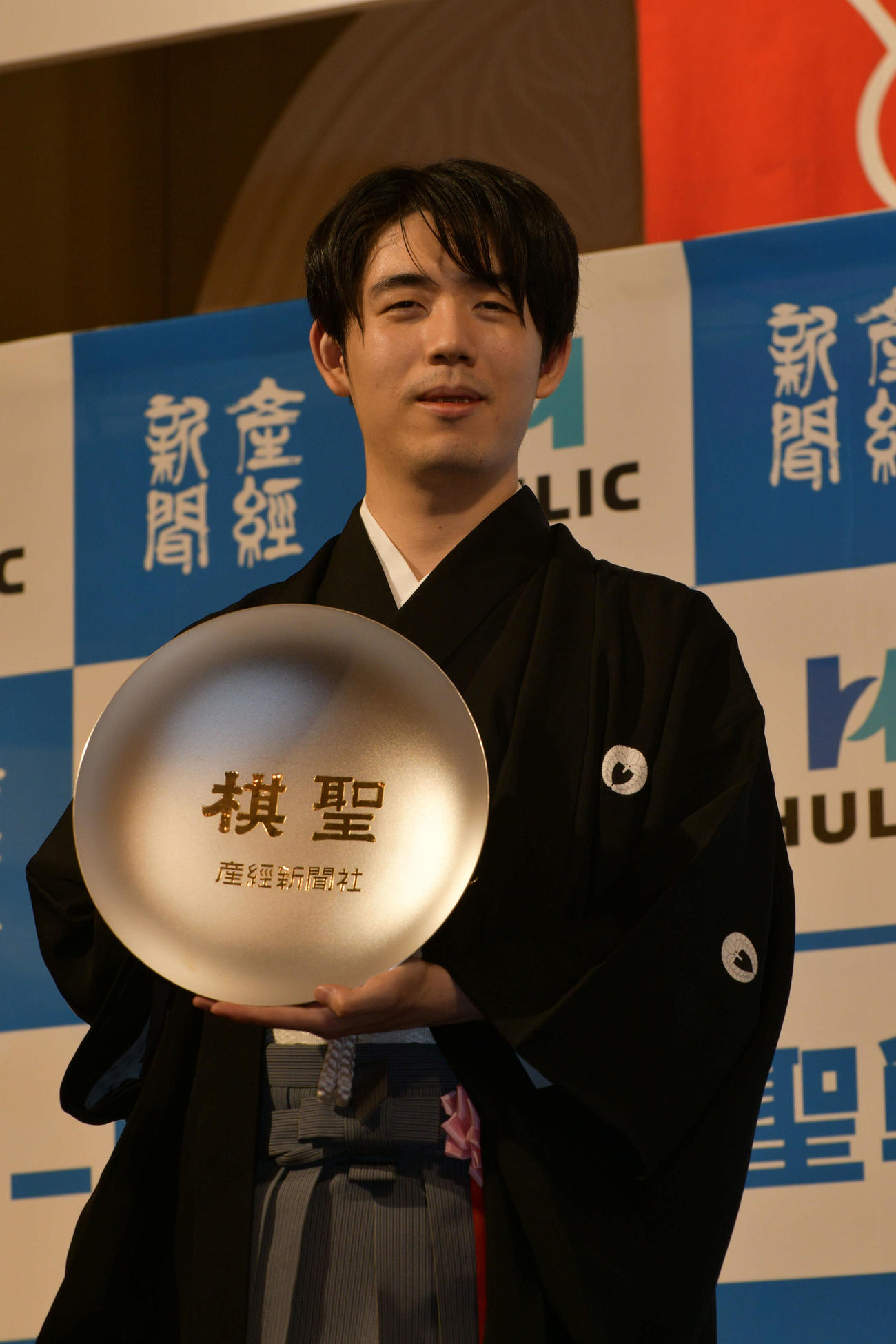 棋聖就位式で賞杯を手にする藤井聡太棋聖