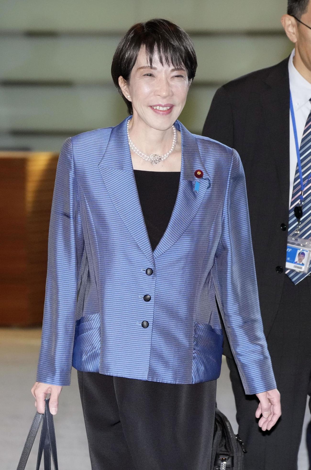 首相官邸に入る高市首相＝26日午前（共同）
