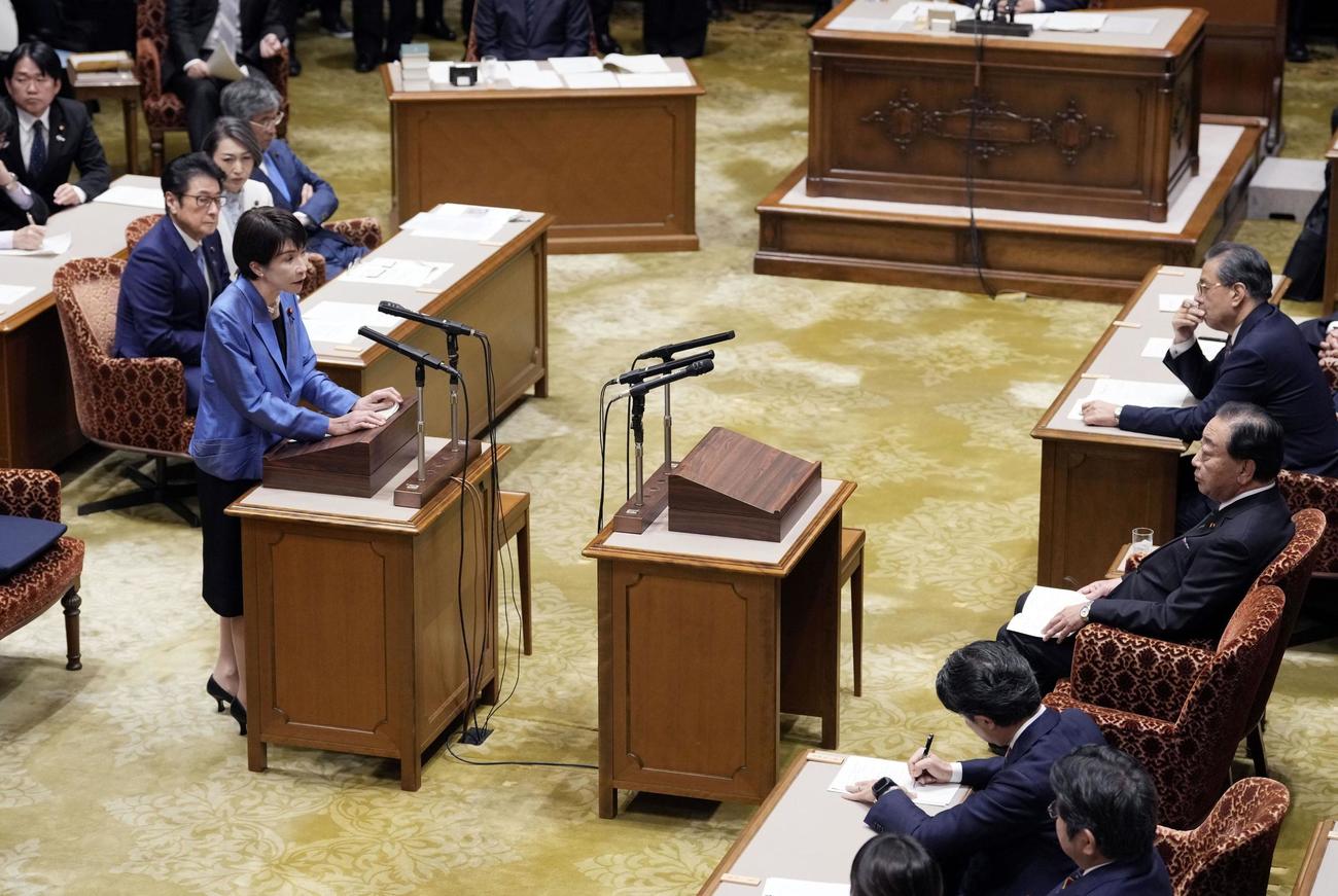 党首討論で立憲民主党の野田代表（右奥から2人目）の質問に答弁する高市首相＝26日午後、国会（共同）