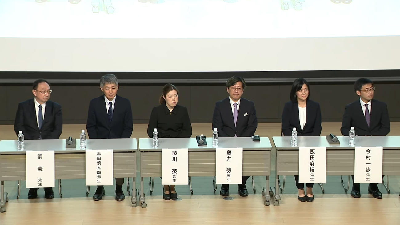 日本消化器外科学会が5月に開催した市民公開講座の様子。左端が調憲理事長、左から4人目が藤井努理事（同講座の動画より）
