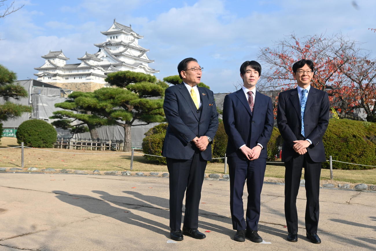 姫路城を見学した左から姫路市の清元秀泰市長、藤井聡太竜王、谷川浩司17世名人（撮影・松浦隆司）