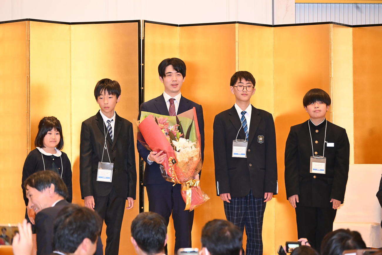 姫路市で行われた竜王5連覇の祝賀会に出席した藤井聡太竜王（左から3人目）（撮影・松浦隆司）
