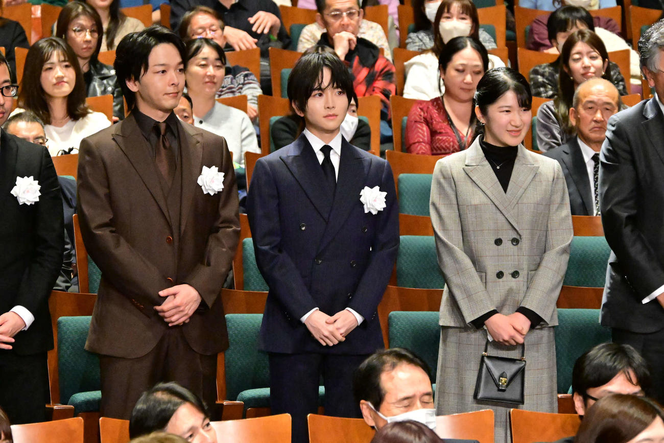 アニメ映画「ペリリュー　ー楽園のゲルニカー」チャリティ上映会で客席に並んで座る、左から中村倫也、板垣李光人、愛子さま