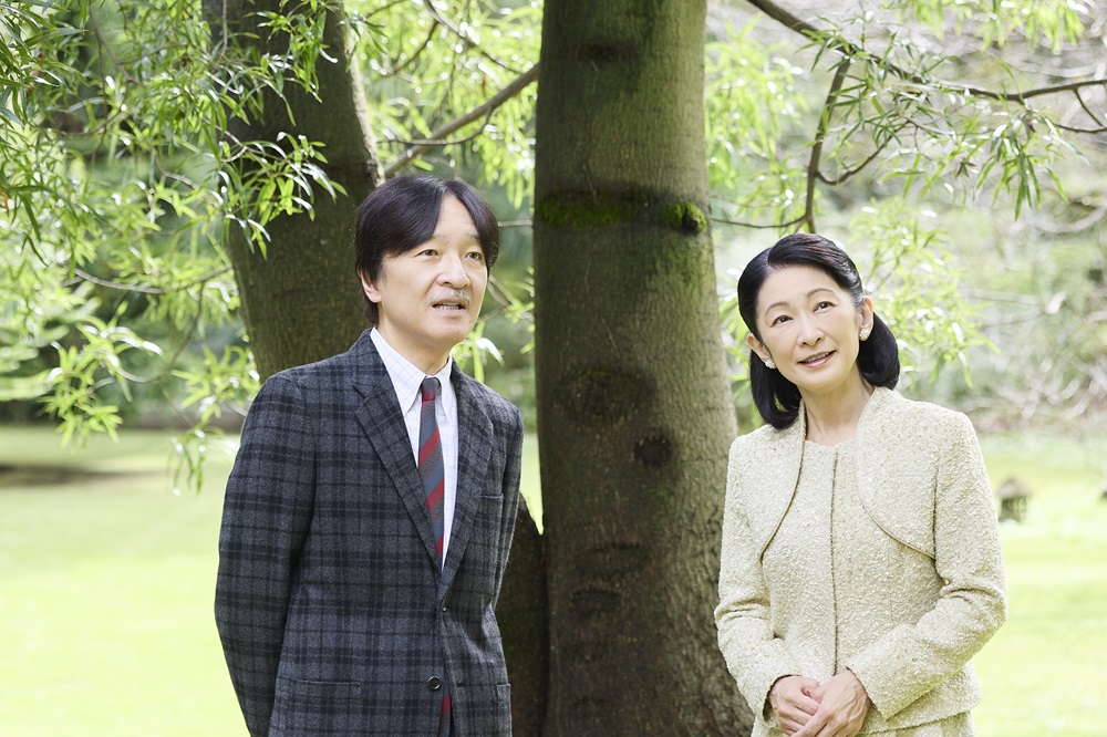 秋篠宮邸を散策される秋篠宮さまと紀子さま（宮内庁のホームページから）