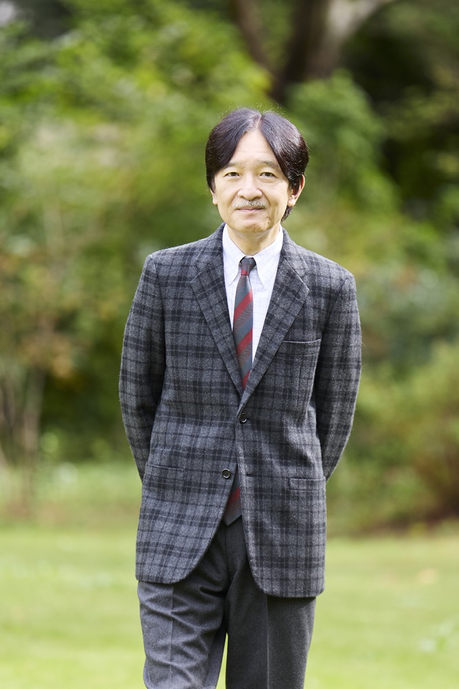 秋篠宮邸を散策される秋篠宮さま（宮内庁のホームページから）