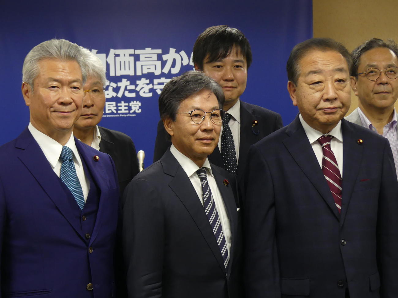 立憲民主党の執行部入りした本庄知史政調会長（後列中央）（2025年9月11日撮影）