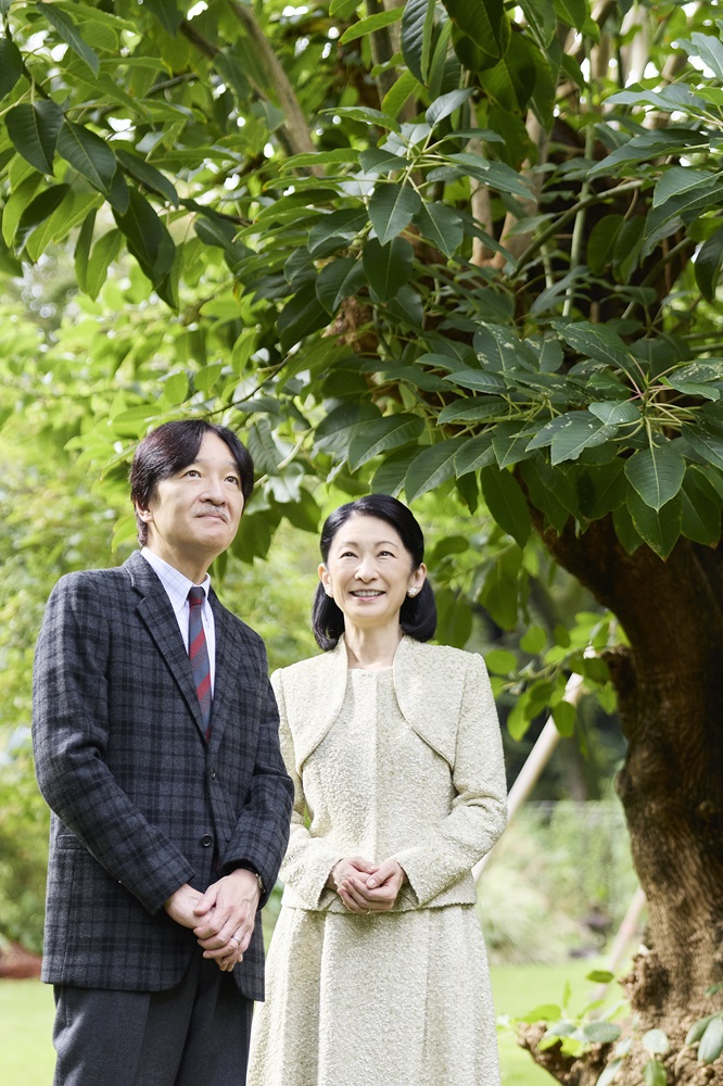 秋篠宮邸を散策される秋篠宮さまと紀子さま（宮内庁のホームページから）