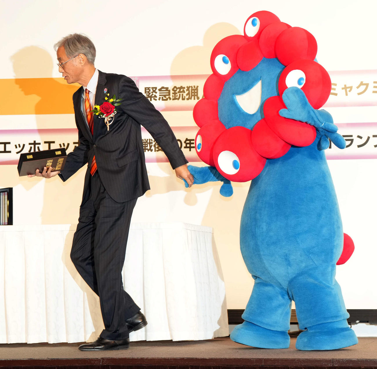 「ミャクミャク」で「T＆D保険グループ　新語・流行語大賞」を受賞したミャクミャク（右）と高科淳氏（撮影・たえ見朱実）