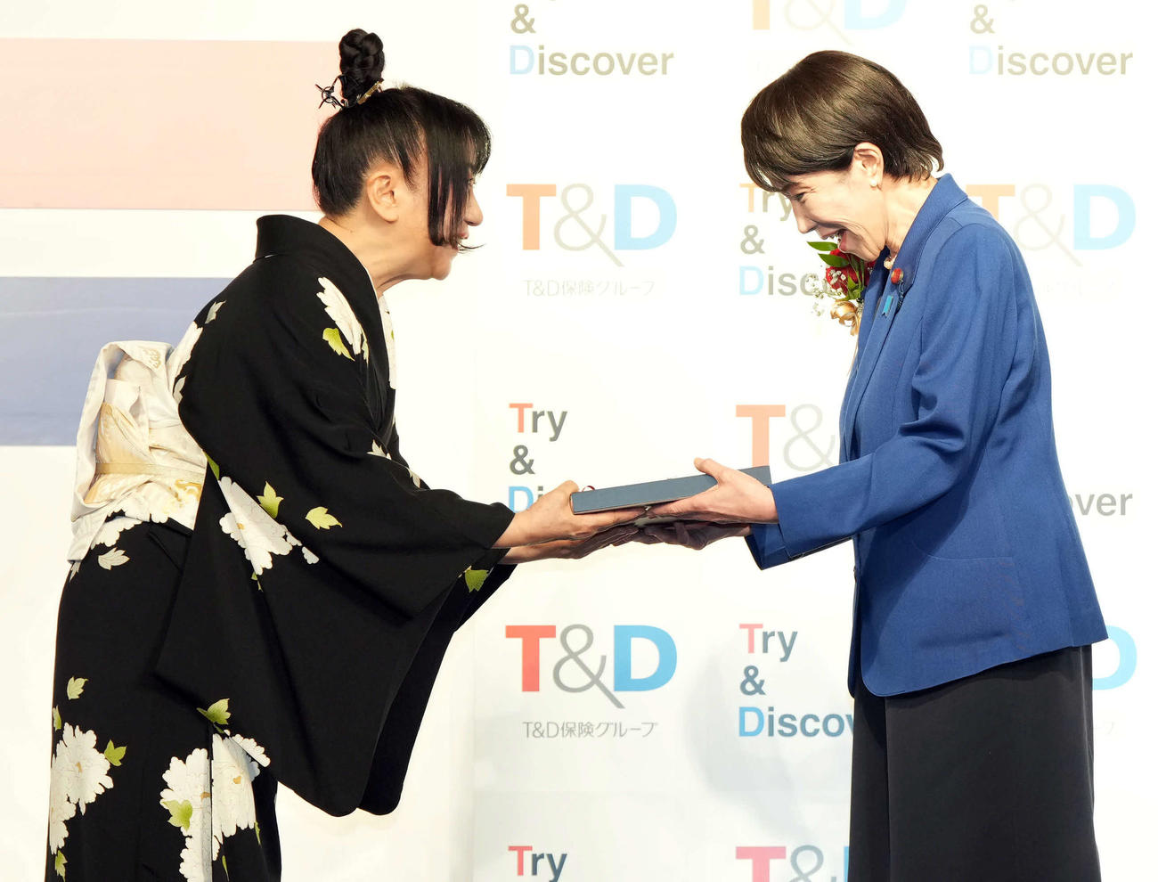 「T＆D保険グループ　新語・流行語大賞」で年間大賞を受賞し室井滋（左）から盾を贈られる高市早苗首（撮影・たえ見朱実）