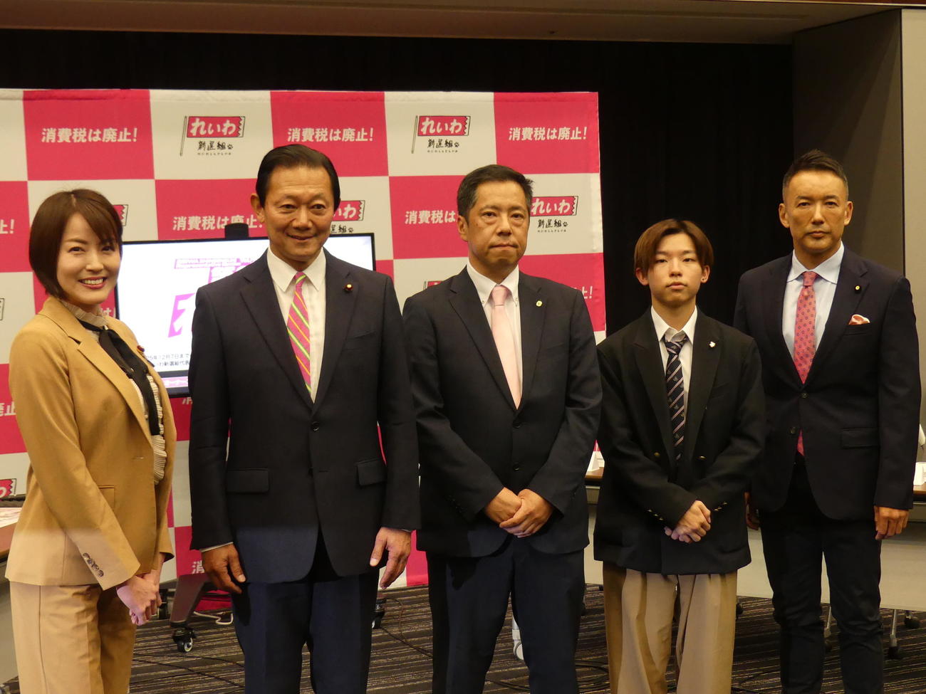 れいわ新選組の代表選に立候補した左から八幡愛氏、阪口直人氏、あおやぎみつあき氏、篠原一騎氏、山本太郎代表（撮影・中山知子）
