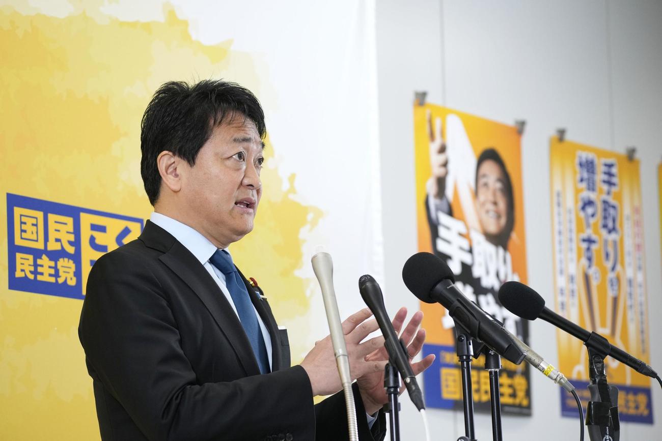 記者会見する国民民主党の玉木代表＝2日午前、国会（共同）
