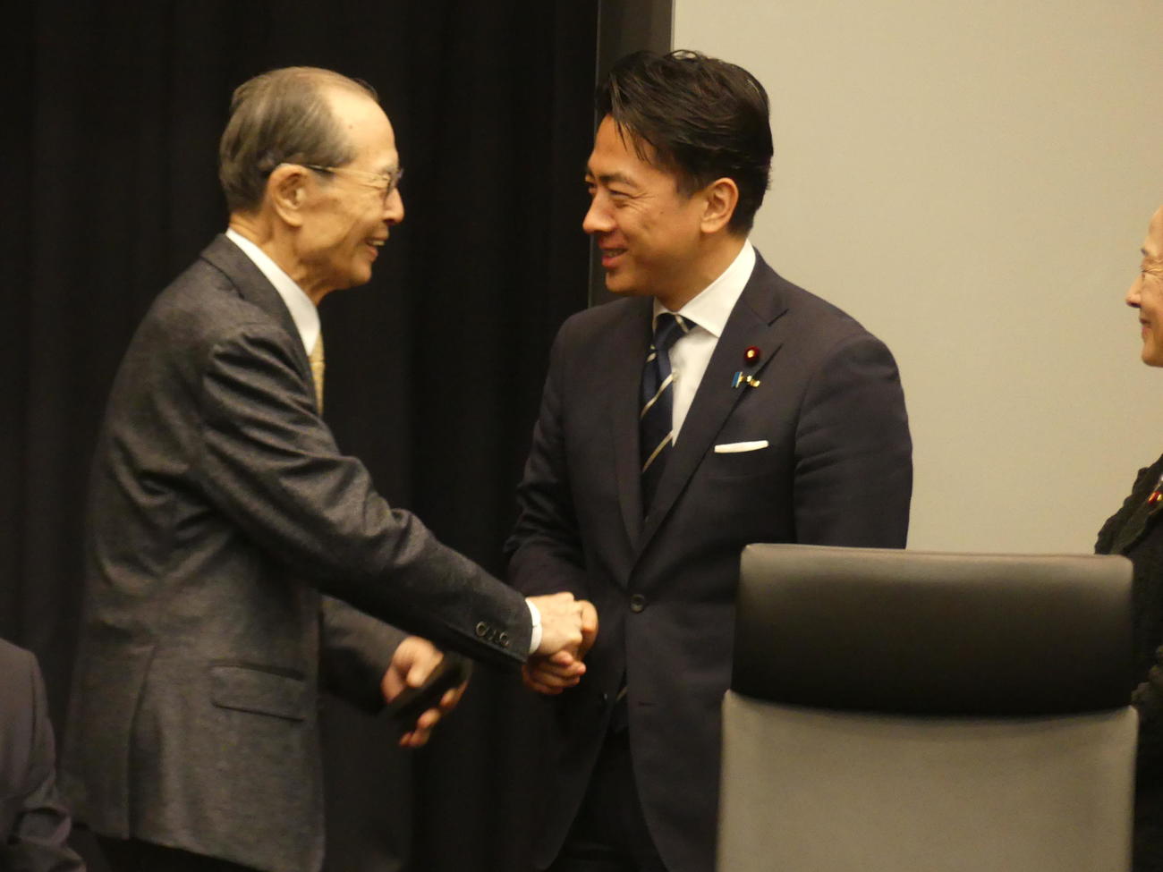 超党派の「野球の未来を考える議員連盟」設立総会で握手するソフトバンクの王貞治球団会長（左）と小泉進次郎防衛相（撮影・中山知子）