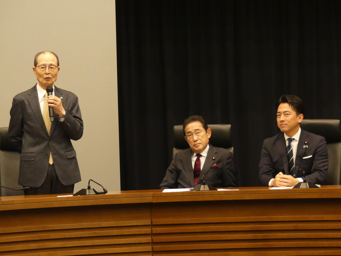 超党派の「野球の未来を考える議員連盟」設立総会であいさつするソフトバンクの王貞治球団会長（左）。中央は岸田文雄元首相、右は小泉進次郎防衛相（撮影・中山知子）