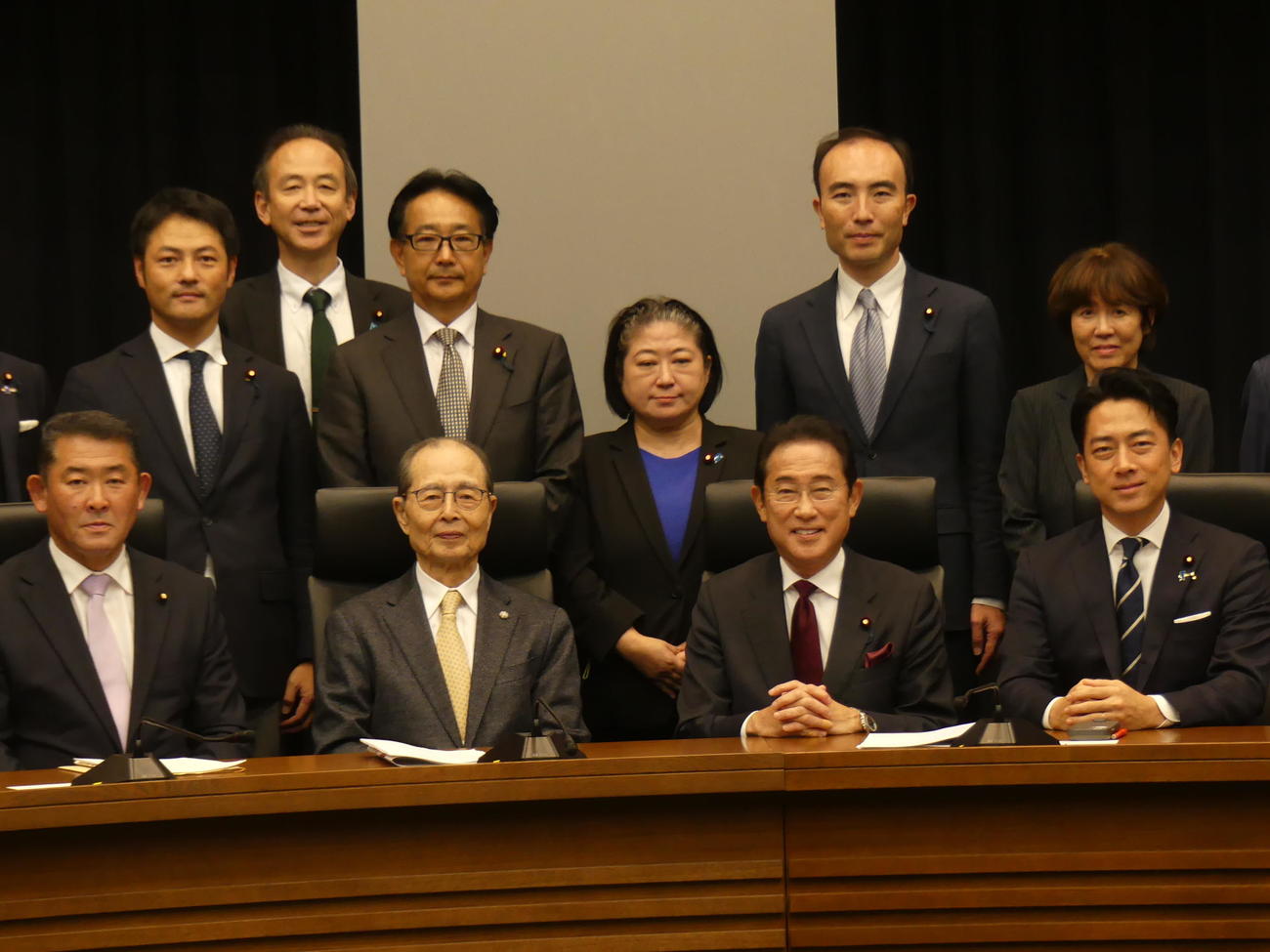 超党派の「野球の未来を考える議員連盟」設立総会後、出席した国会議員は王貞治氏（前列左から2人目）と記念写真におさまった（撮影・中山知子）