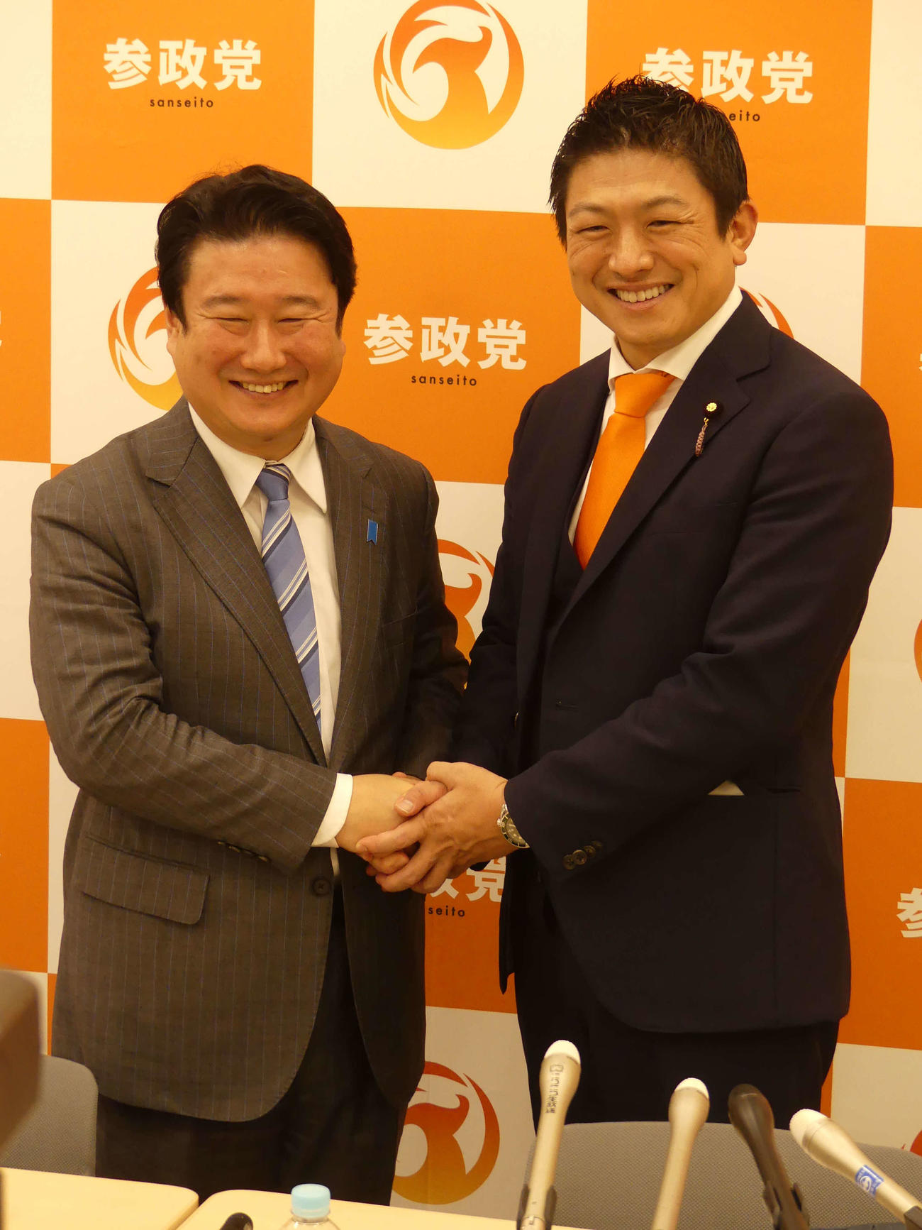 参政党のスタッフとなり、神谷宗幣代表（右）と握手をかわす和田政宗・元参院議員（撮影・中山知子）