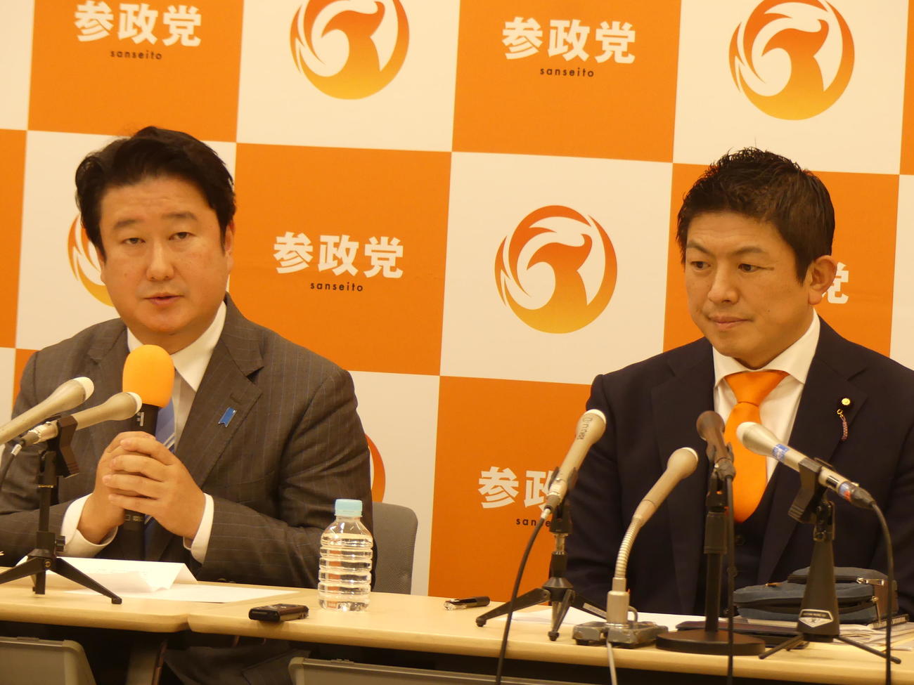 参政党のスタッフとなることを発表する和田政宗氏。右は神谷宗幣代表（撮影・中山知子）