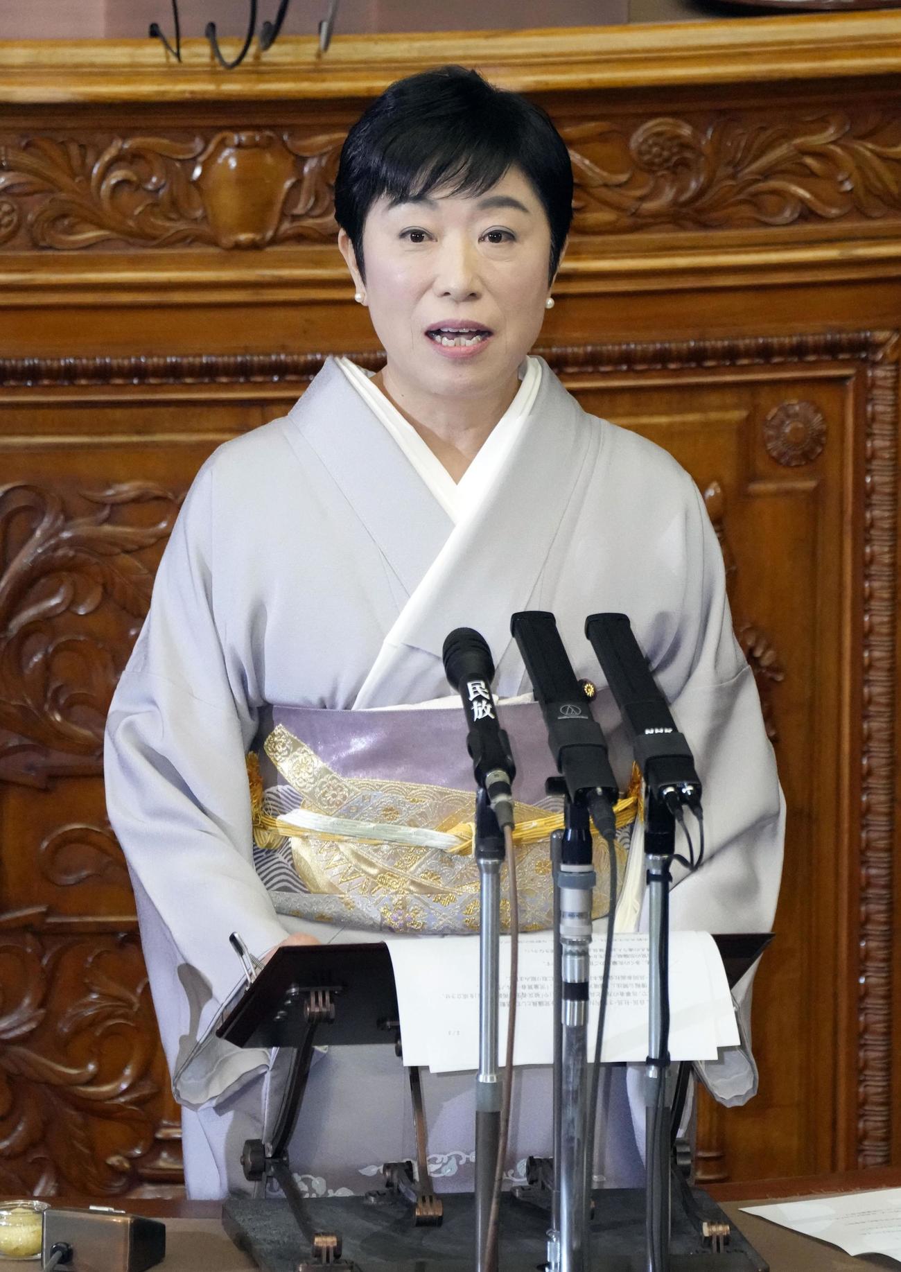 参院本会議で永年在職25年の表彰を受け、あいさつする立憲民主党の辻元清美氏（共同）