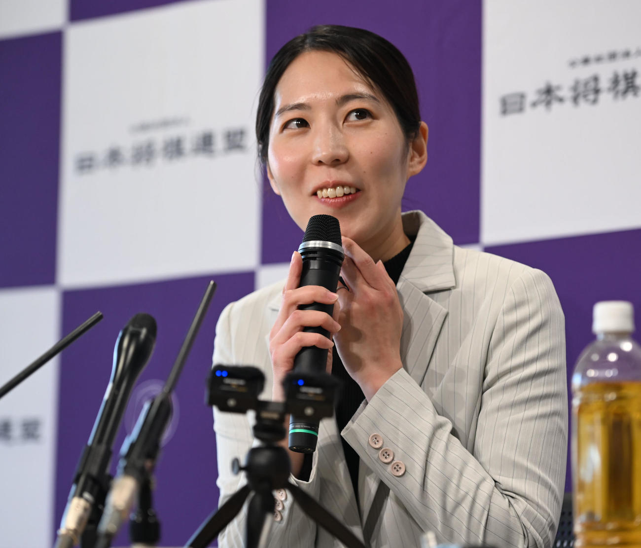 会見で意気込みを語る福間女流6冠（撮影・和賀正仁）