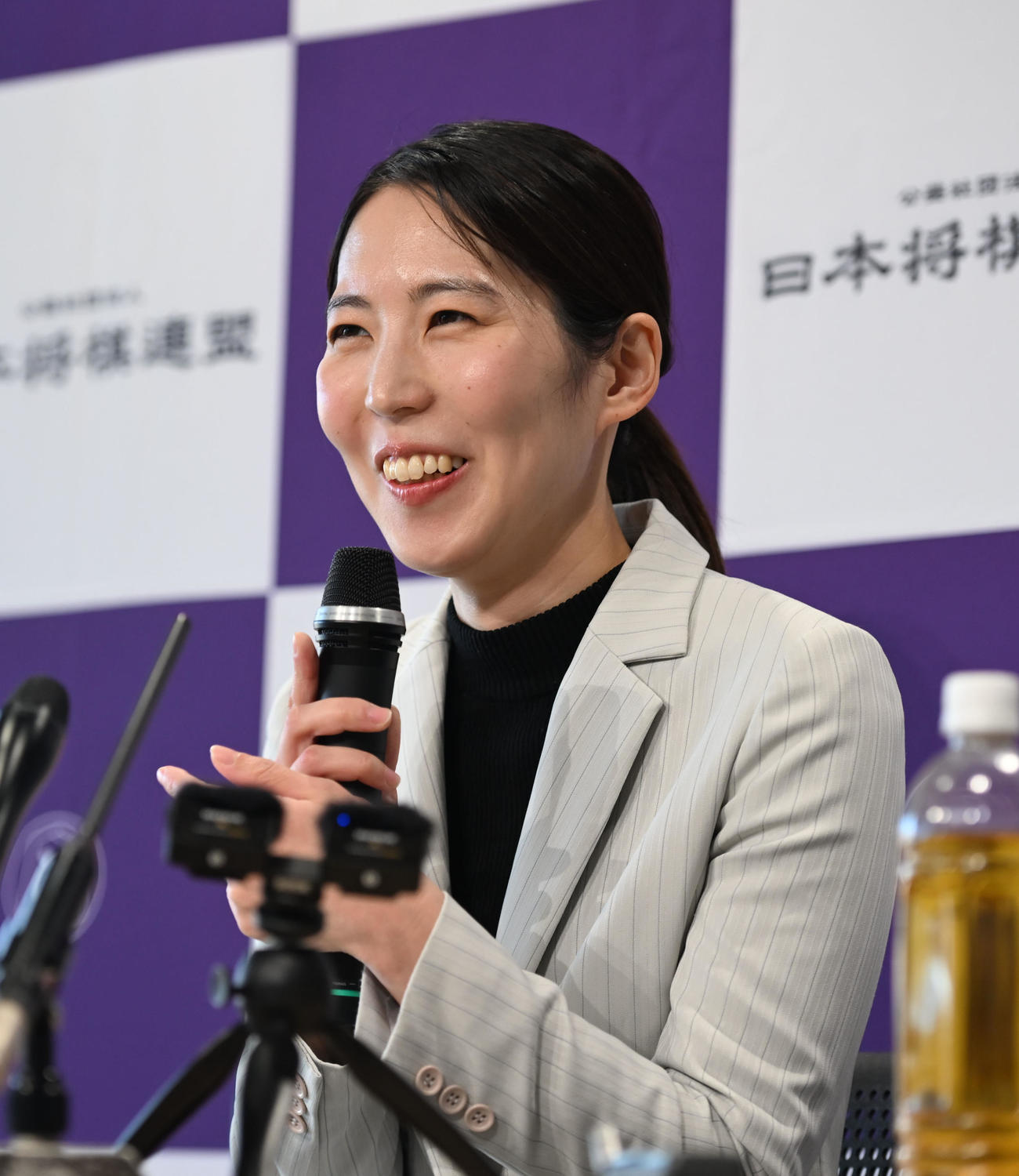 会見で意気込みを語る福間女流6冠（撮影・和賀正仁）