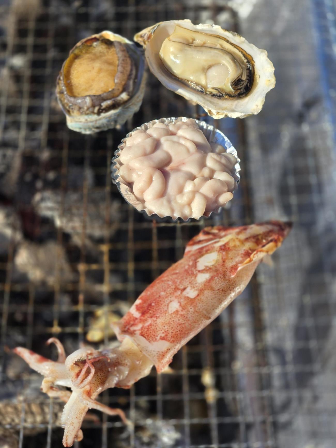 築地場外で購入してすぐBBQ（撮影・寺沢卓）