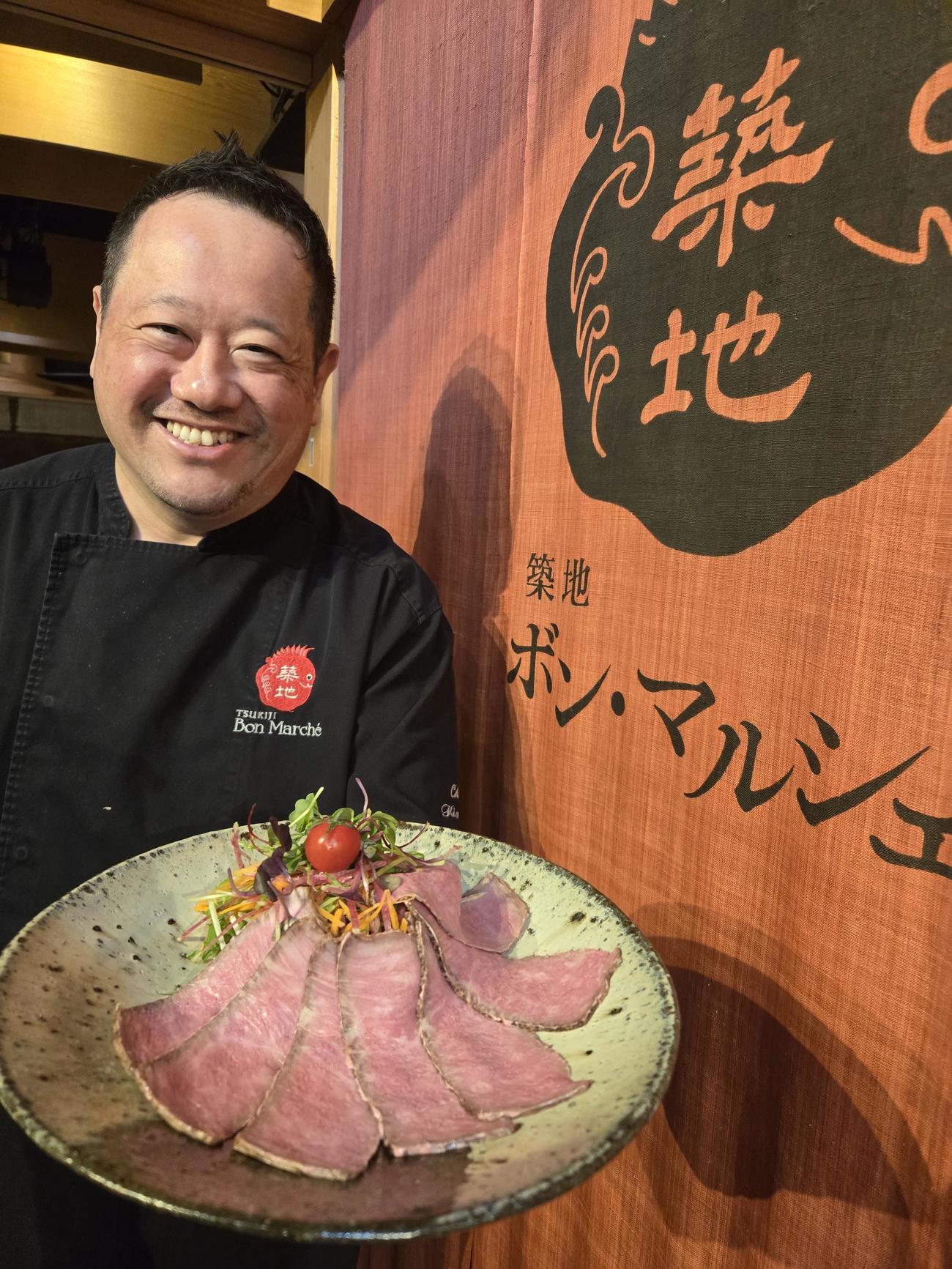 シェフ薄公章さんは佐賀牛のローストビーフを持って笑顔（撮影・寺沢卓）