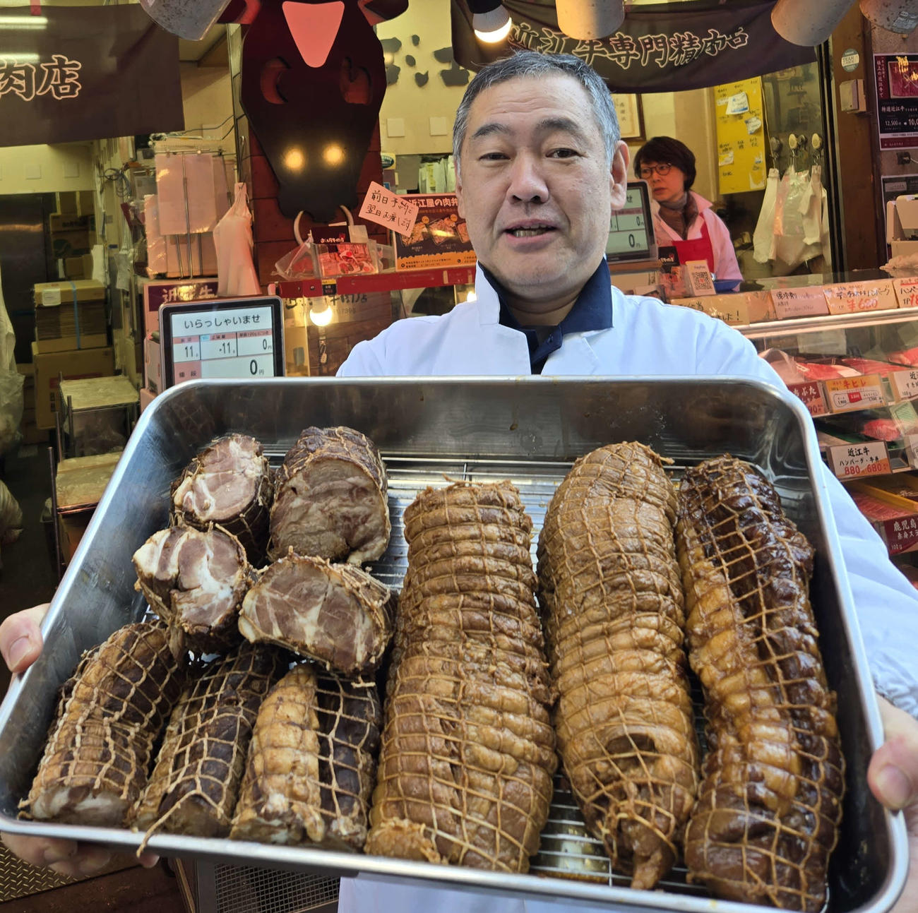 牛肉店だけどやきぶた？寺出昌弘社長は「うまいよ～」（撮影・寺沢卓）