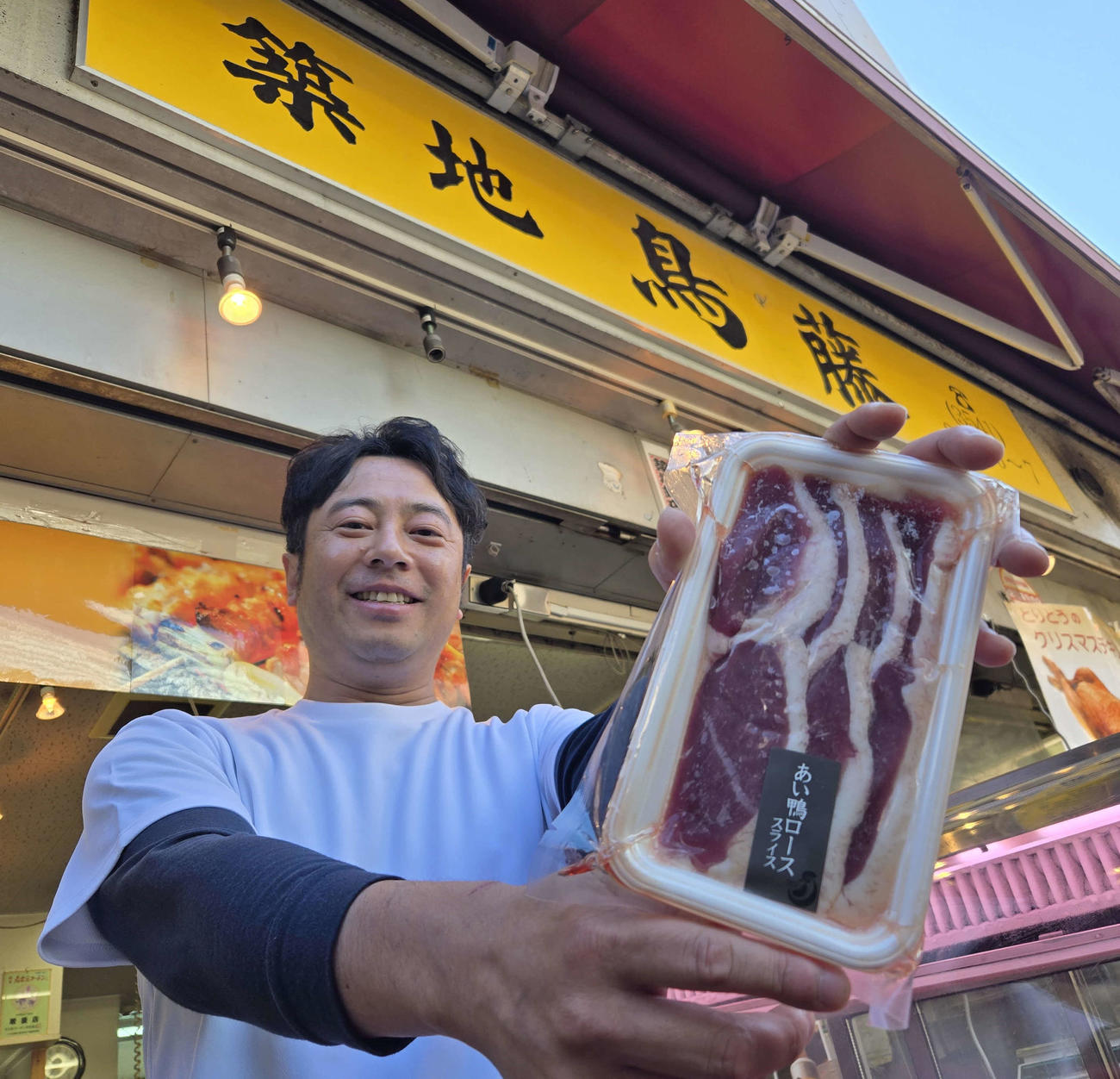 塩で焼いておいしい鴨ロース。鈴木昌樹社長も笑顔（撮影・寺沢卓）