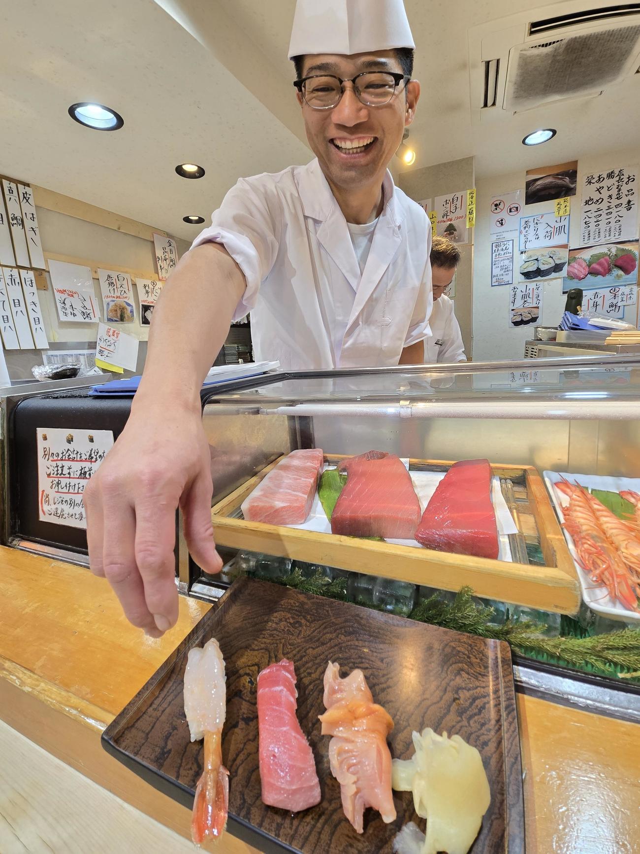 すし大本館副店長の森川友元さん。カウンターでこぼれるような笑顔（撮影・寺沢卓）