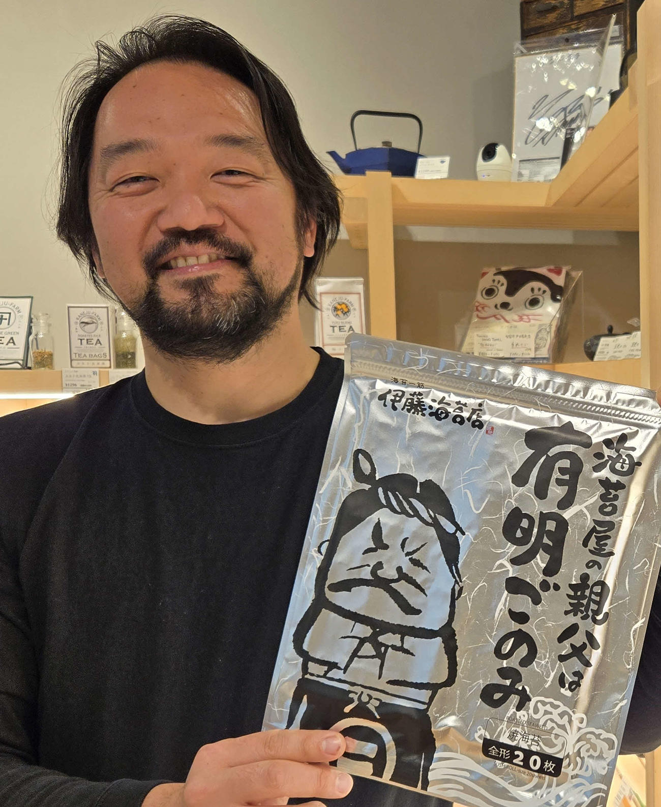 4代目信吾代表とイラストの父雄康さんの顔、似てますね（撮影・寺沢卓）