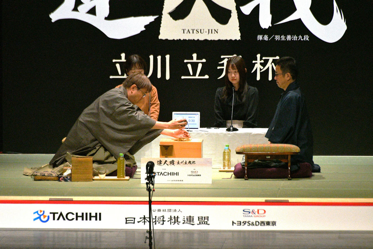 一昨年の第1回以来2年ぶり2回目の優勝を目指す羽生善治九段（左）は準々決勝で屋敷伸之九段（右）と対戦