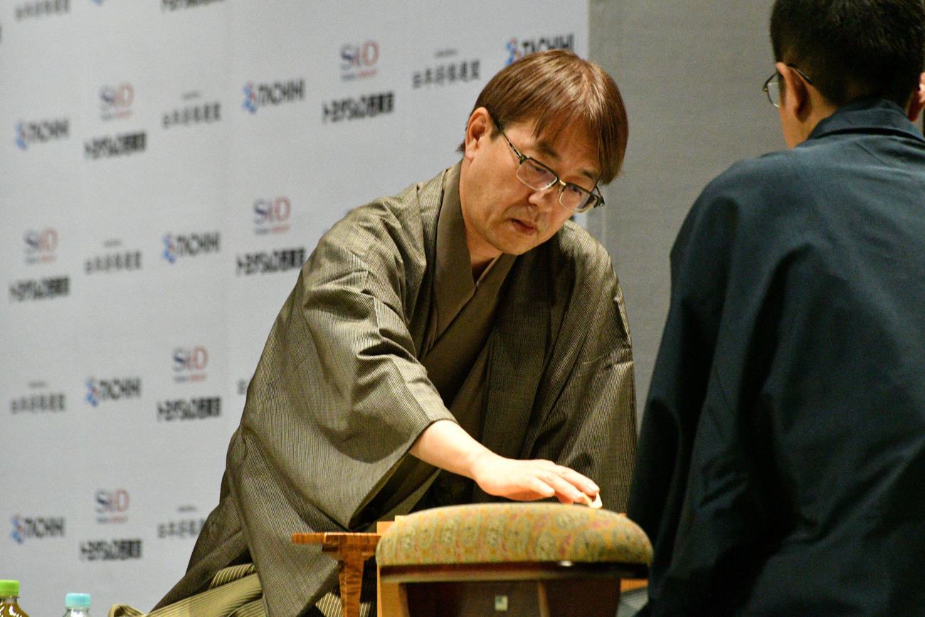準々決勝で屋敷伸之九段との息詰まる寄せ合いを制してベスト4に勝ち上がった羽生善治九段