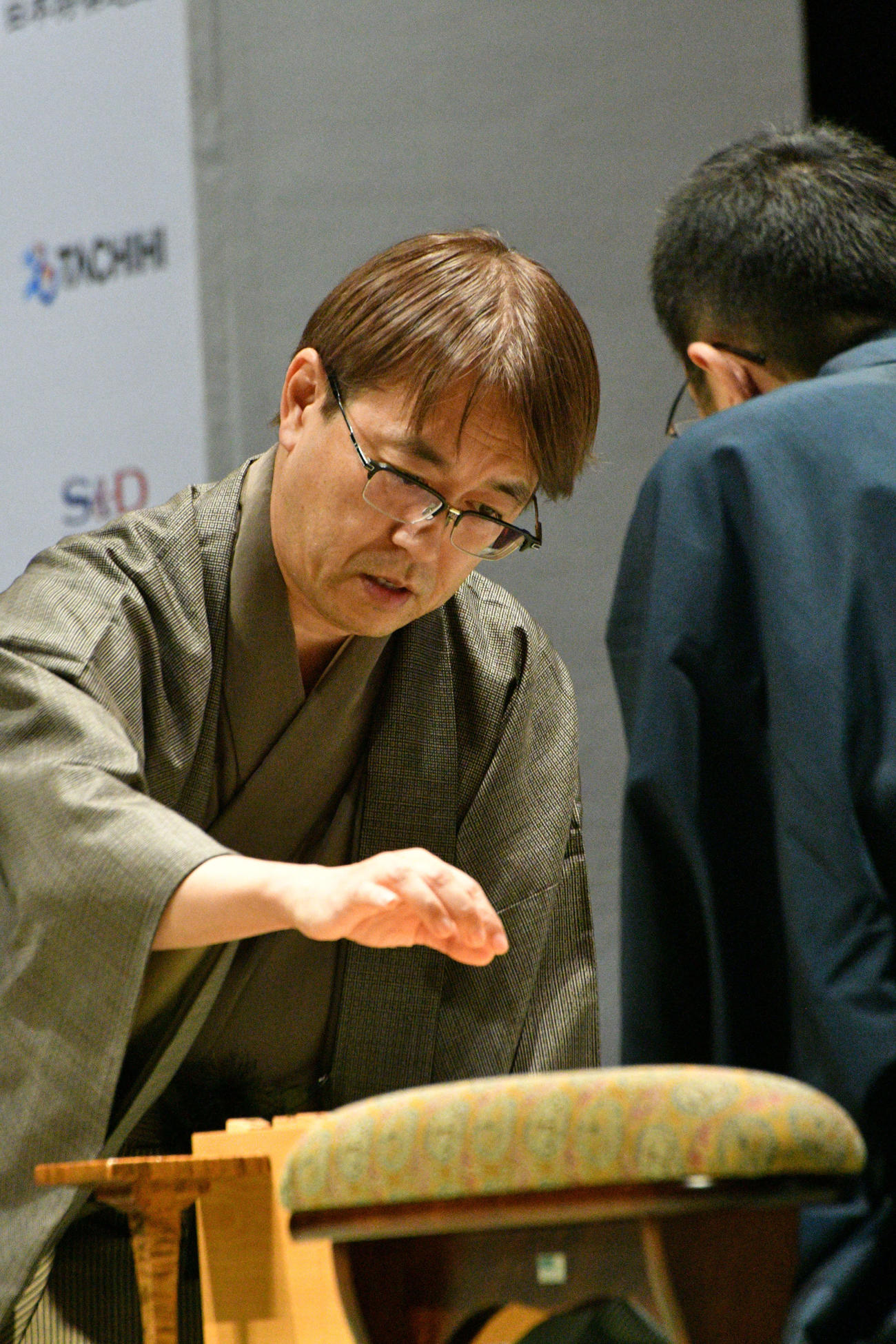 準々決勝で屋敷伸之九段との息詰まる寄せ合いを制してベスト4に勝ち上がった羽生善治九段