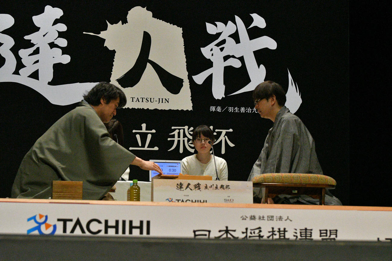 同学年の森内俊之九段（左）と郷田真隆九段による準決勝がスタート