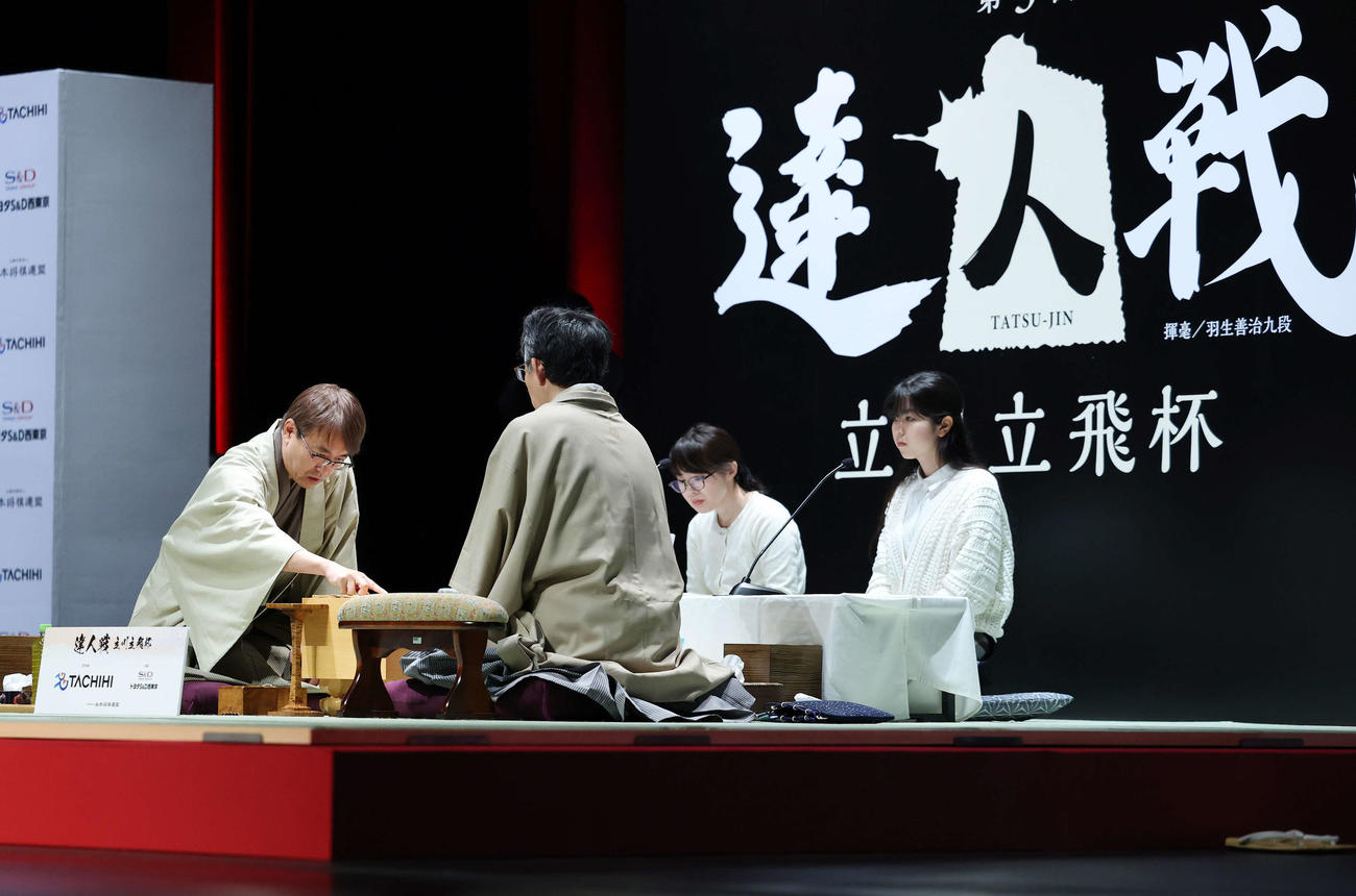 準決勝に臨む羽生九段（左）（撮影・鈴木正人）