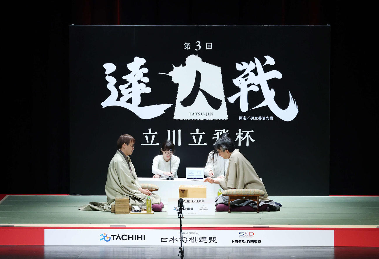 準決勝に臨む羽生九段（左）と佐藤九段（撮影・鈴木正人）