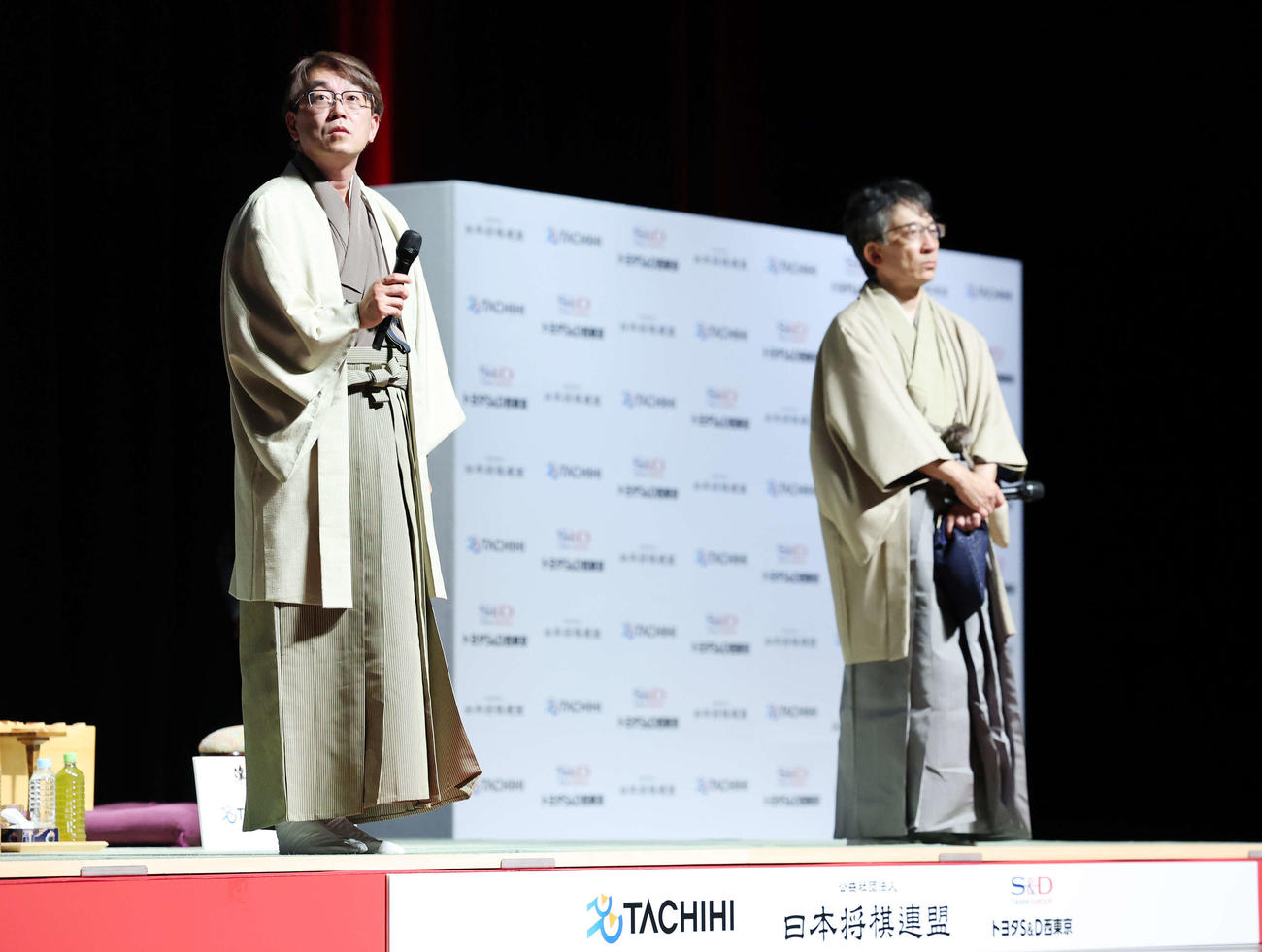決勝進出を果たした羽生九段（左）、右は佐藤九段（撮影・鈴木正人）
