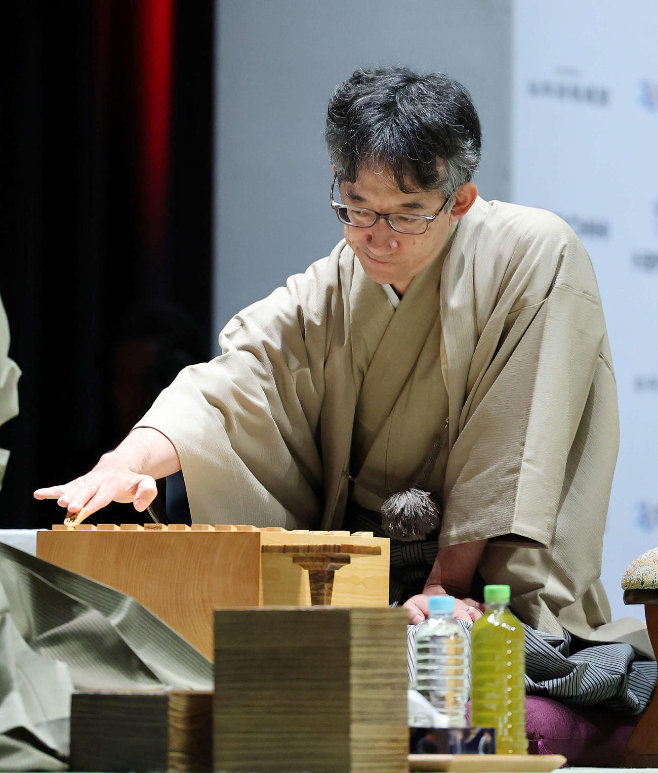 準決勝に臨む佐藤九段（撮影・鈴木正人）